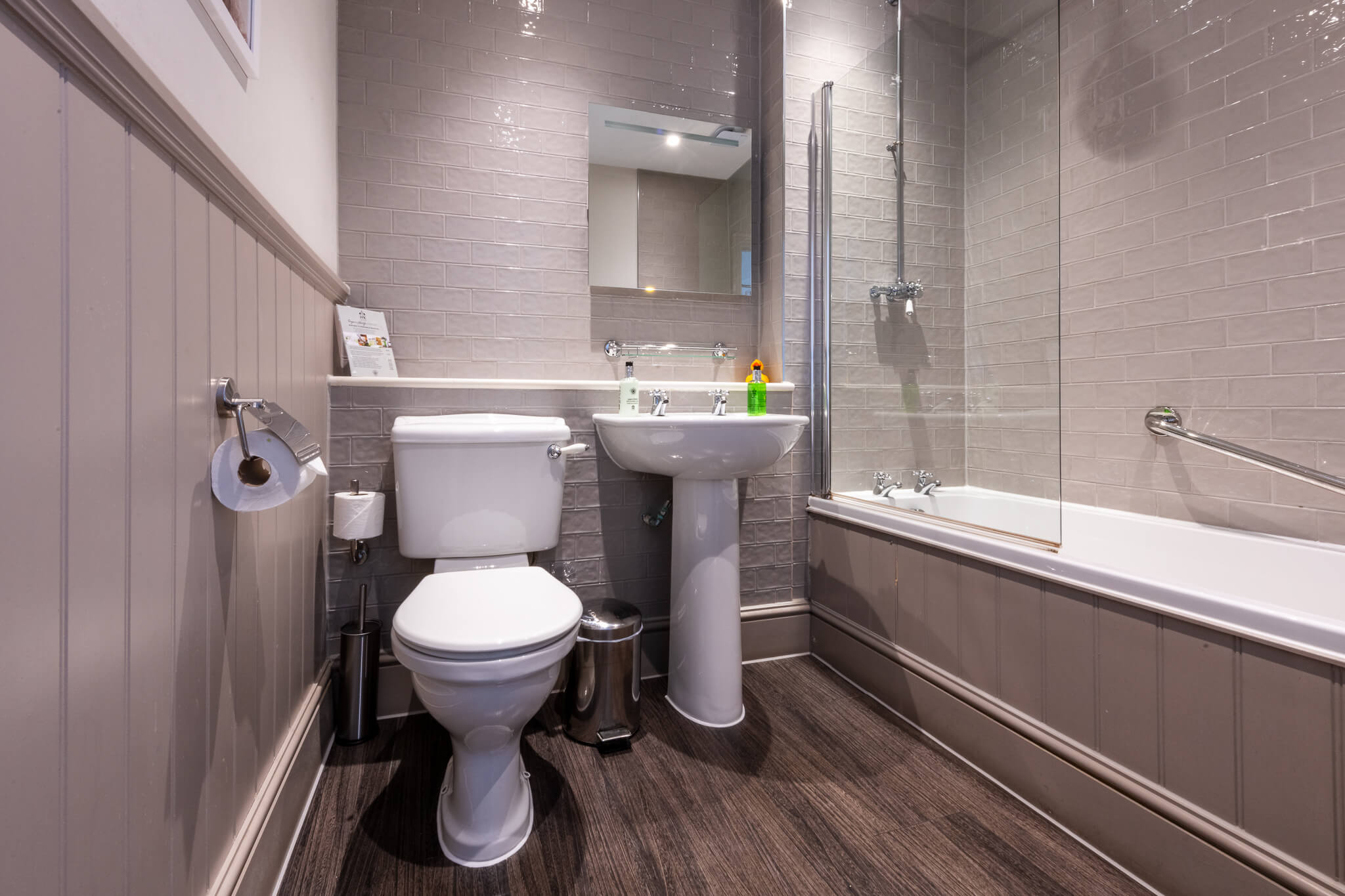 Royal Wells Hotel Classic Twin Room Bathroom